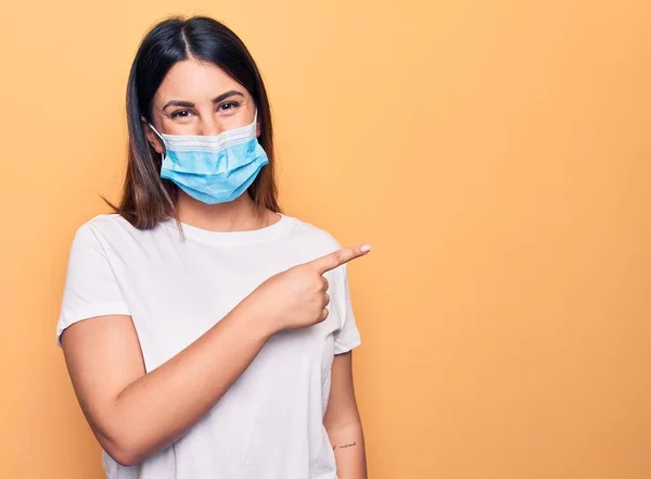 Jovem Mulher Usando Máscara Proteção Para Doença Coronavírus Sobre Fundo — Fotografia de Stock