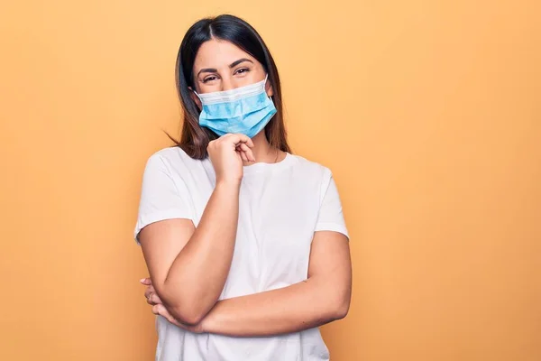 Mulher Jovem Usando Máscara Proteção Para Doença Coronavírus Sobre Fundo — Fotografia de Stock