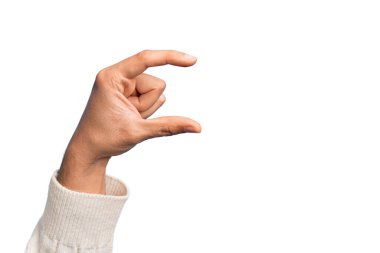 İzole edilmiş beyaz arka plan üzerinde parmaklarını gösteren beyaz bir adamın eli. Görünmez bir şeyi alıp, parmaklarıyla uzayı gösteren bir nesneyi tutuyor.