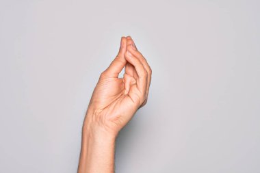 İzole edilmiş beyaz arka planda parmaklarını gösteren beyaz bir adamın eli parmaklarıyla İtalyanca jest yapıyor, iletişim hareketi yapıyor.