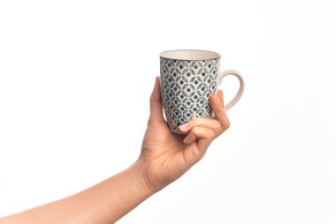 Beyaz arka planda bir fincan kahve tutan Kafkas delikanlısının eli