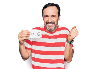 Orta yaşlı bir adam, kadın ve erkek eşit haklara sahip kağıtlar istiyor. Gururla bağırıyor, zaferi ve başarıyı kutluyor.