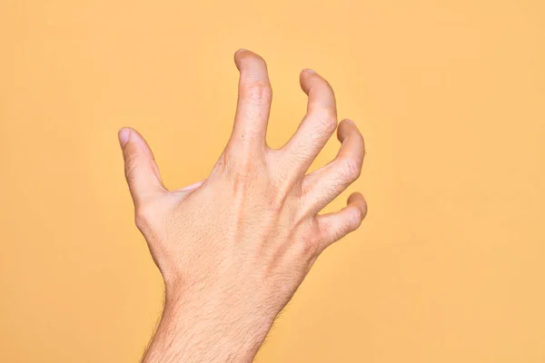 Mano Joven Caucásico Mostrando Dedos Sobre Fondo Amarillo Aislado Agarrando — Foto de Stock