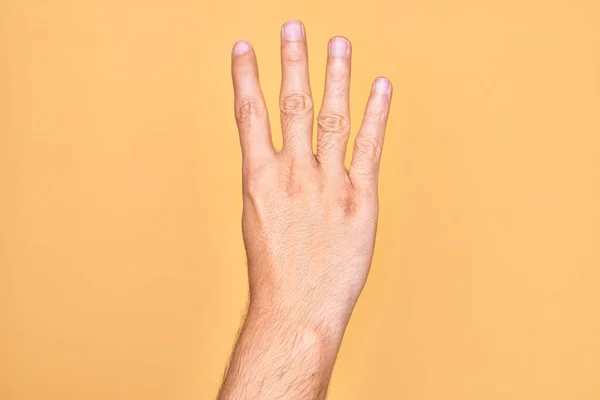 Mano Joven Caucásico Mostrando Dedos Sobre Fondo Amarillo Aislado Contando — Foto de Stock