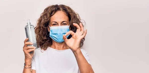 Mulher Meia Idade Usando Máscara Proteção Coronavírus Segurando Garrafa Desinfetante — Fotografia de Stock