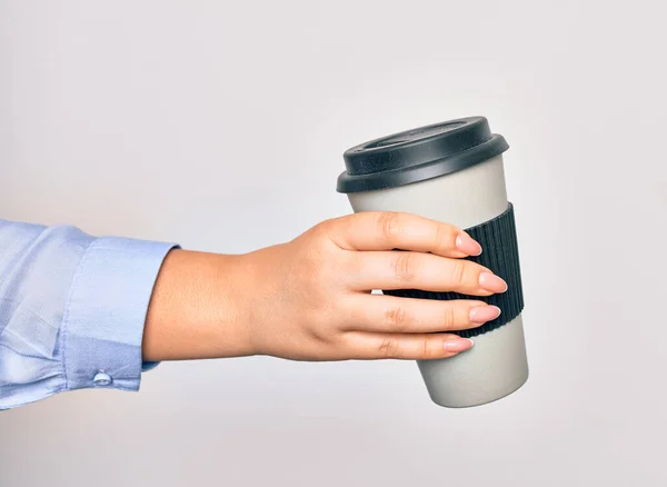 Χέρι Καυκάσιας Νεαρής Γυναίκας Που Κρατάει Φλιτζάνι Καφέ Απομονωμένο Λευκό — Φωτογραφία Αρχείου