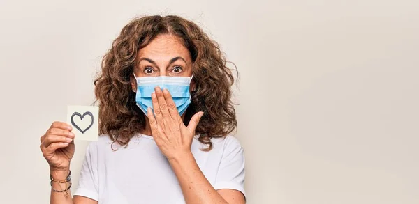 Mulher Meia Idade Usando Máscara Proteção Coronavírus Segurando Lembrete Amor — Fotografia de Stock