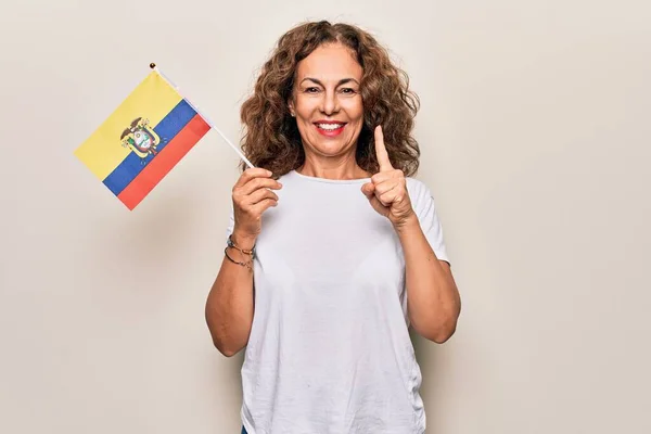 Medelåldern Vacker Patriotisk Kvinna Som Håller Colombian Flagga Över Isolerade — Stockfoto