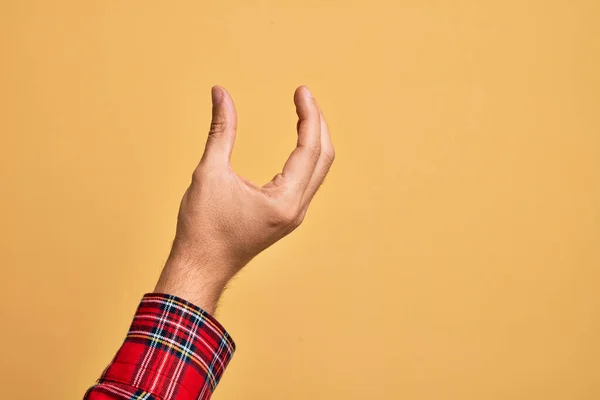 Рука Кавказького Молодого Чоловіка Який Показує Пальці Над Ізольованим Жовтим — стокове фото