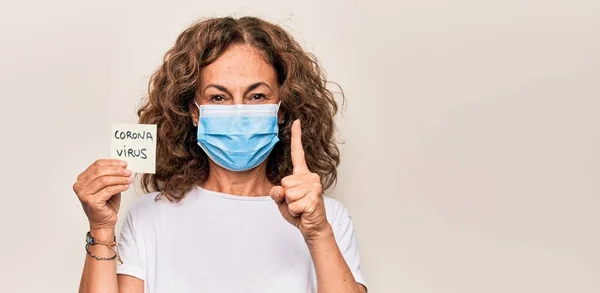Mulher Meia Idade Usando Máscara Proteção Coronavírus Segurando Vírus Papel — Fotografia de Stock
