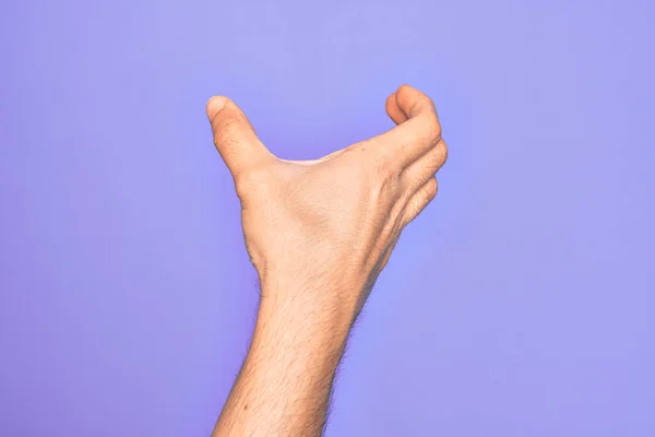Ręka Białego Młodzieńca Pokazująca Palce Nad Odizolowanym Fioletowym Tłem Trzymająca — Zdjęcie stockowe
