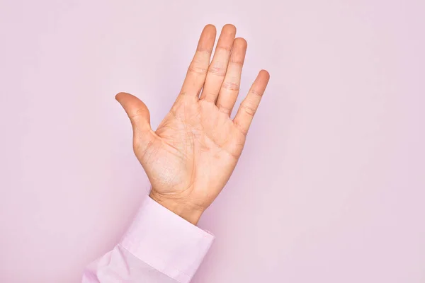 Hand Van Blanke Jongeman Met Vingers Geïsoleerde Roze Achtergrond Tellend — Stockfoto