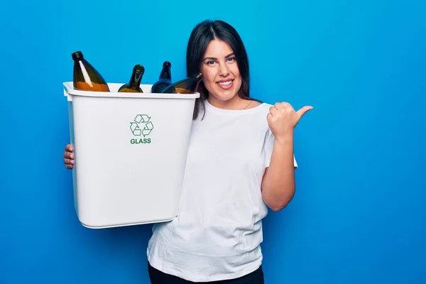 Jovem Mulher Bonita Reciclando Garrafas Vidro Cesto Lixo Para Cuidar — Fotografia de Stock