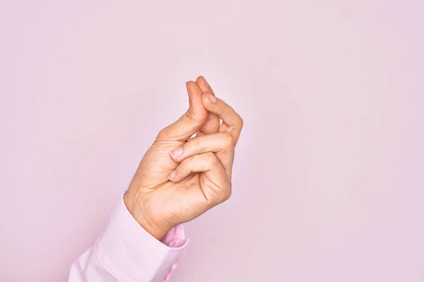 Zole Edilmiş Pembe Arka Planda Parmaklarını Gösteren Beyaz Bir Gencin — Stok fotoğraf