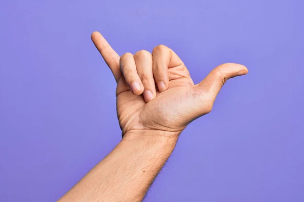 Mão Caucasiano Jovem Mostrando Dedos Sobre Fundo Roxo Isolado Gestos — Fotografia de Stock