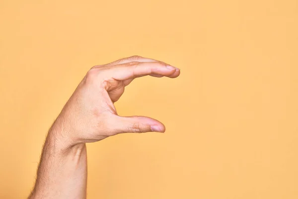 Hand Van Blanke Jongeman Met Vingers Geïsoleerde Gele Achtergrond Plukken — Stockfoto