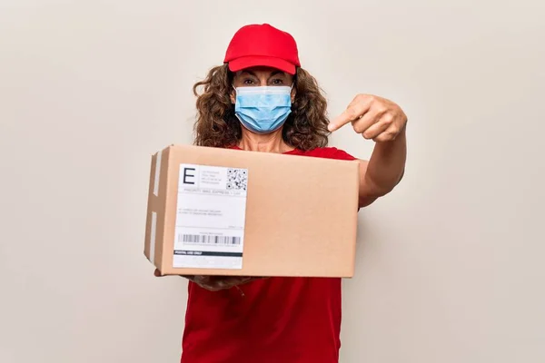 Middle Age Delivery Woman Wearing Coronavirus Protection Mask Holding Cardboard — Stock Photo, Image