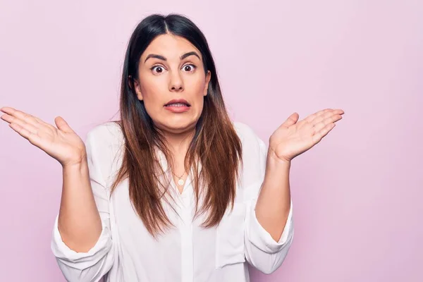 Jonge Mooie Brunette Vrouw Dragen Elegante Shirt Staan Geïsoleerde Roze — Stockfoto