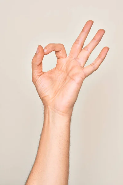 Ruka Bělocha Mladého Muže Ukazující Prsty Izolovaném Bílém Pozadí Gestikulující — Stock fotografie