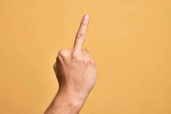 Mão Caucasiano Jovem Mostrando Dedos Sobre Fundo Amarelo Isolado Mostrando — Fotografia de Stock