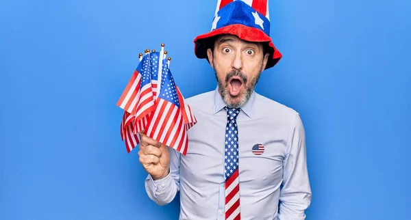 Medelålders Stilig Patriotisk Man Bär Usa Hatt Och Slips Håller — Stockfoto