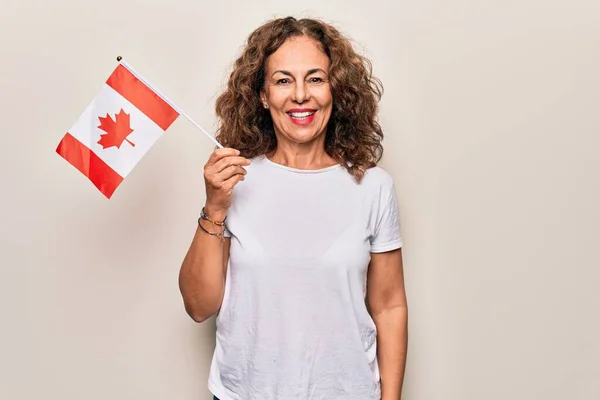 Idade Média Bela Mulher Patriótica Segurando Bandeira Chinesa Sobre Fundo — Fotografia de Stock