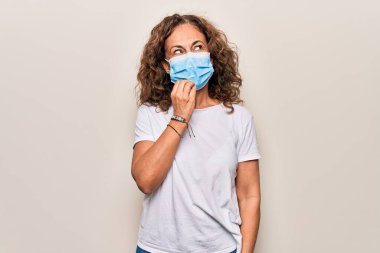 Coronavirus koruma maskesi takan orta yaşlı bir kadın. Salgın hastalık virüsü için. Kuşkuya odaklanmıştı.