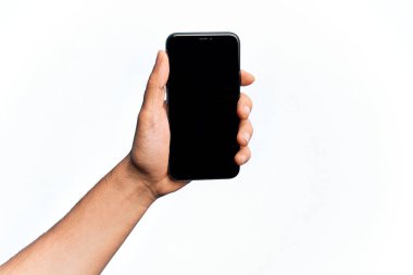 Beyaz arka plan üzerinde ekranı gösteren akıllı telefonu tutan beyaz bir adamın eli.