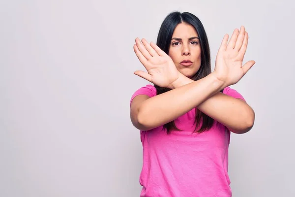 Ung Vacker Brunett Kvinna Bär Casual Rosa Shirt Stående Över — Stockfoto