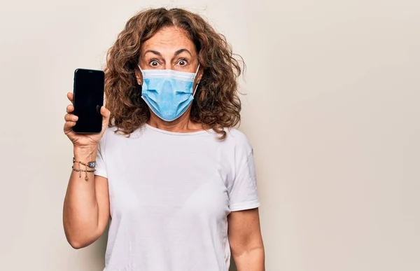 Mulher Meia Idade Usando Máscara Proteção Coronavírus Mostrando Tela Branco — Fotografia de Stock