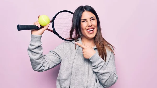 Jonge Mooie Sportvrouw Spelen Tennis Met Behulp Van Racket Bal — Stockfoto