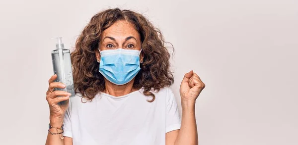 Mulher Meia Idade Usando Máscara Proteção Coronavírus Segurando Mão Desinfetante — Fotografia de Stock