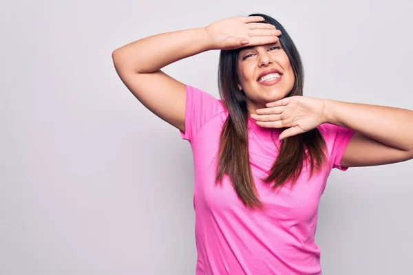 Junge Schöne Brünette Frau Lässigem Rosafarbenem Shirt Das Über Weißem — Stockfoto