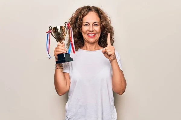 Mujer Mediana Edad Hermosa Exitosa Sosteniendo Trofeo Por Victoria Sobre — Foto de Stock
