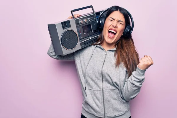 Ung Vacker Brunett Kvinna Lyssnar Musik Med Vintage Boombox Och — Stockfoto