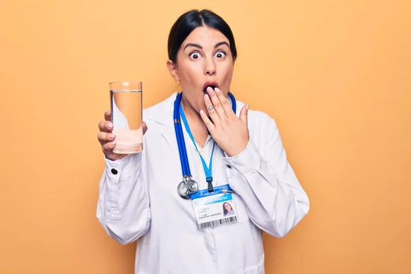 Hermosa Doctora Con Estetoscopio Bebiendo Vaso Agua Sobre Fondo Amarillo —  Fotos de Stock