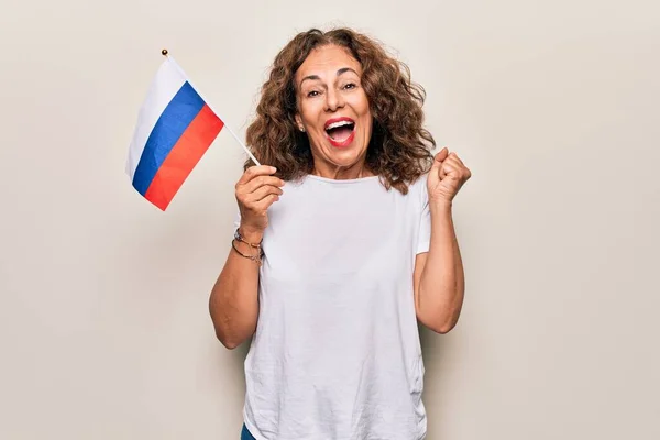 Μέση Ηλικία Όμορφη Τουριστική Γυναίκα Κρατώντας Ρωσική Σημαία Πάνω Από — Φωτογραφία Αρχείου
