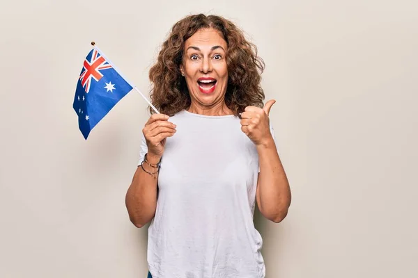 Medelåldern Vacker Patriotisk Kvinna Håller Australier Flagga Över Isolerade Vit — Stockfoto