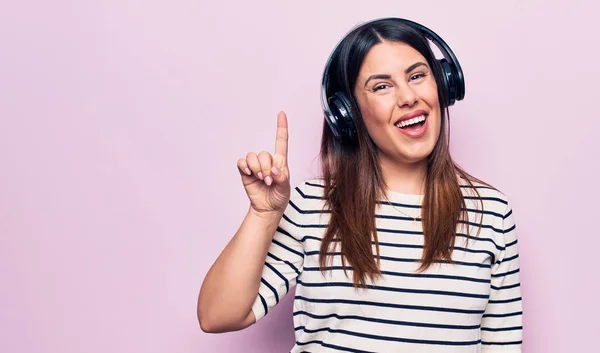Joven Mujer Morena Hermosa Escuchando Música Usando Auriculares Sobre Fondo —  Fotos de Stock