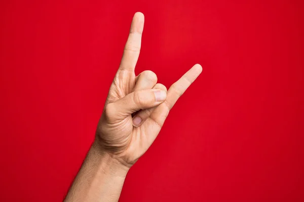 Kafkasyalı Genç Adam Parmaklarını Izole Edilmiş Kırmızı Arka Planda Gösteriyor — Stok fotoğraf