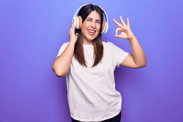 Joven Hermosa Mujer Morena Escuchando Música Usando Auriculares Sobre Fondo — Foto de Stock