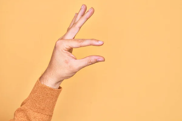 Mano Joven Caucásico Mostrando Los Dedos Sobre Fondo Amarillo Aislado —  Fotos de Stock