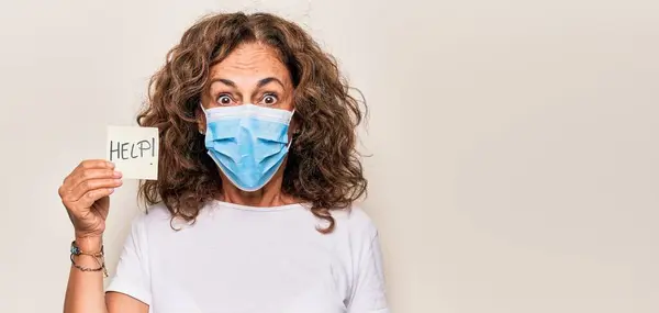 Mulher Meia Idade Usando Máscara Proteção Coronavírus Pedindo Ajuda Segurando — Fotografia de Stock