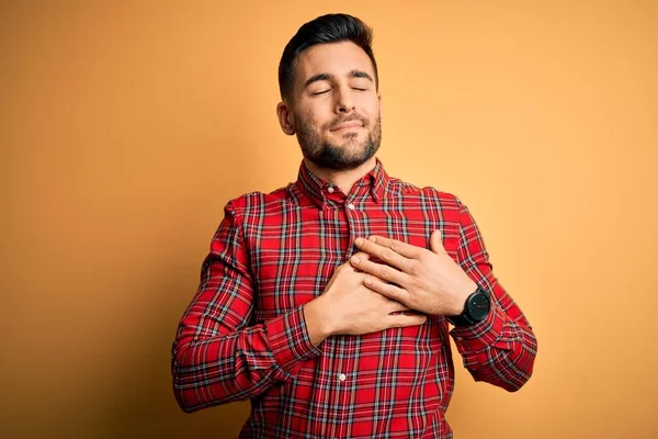 Homem Bonito Jovem Vestindo Camisa Casual Sobre Fundo Amarelo Isolado — Fotografia de Stock