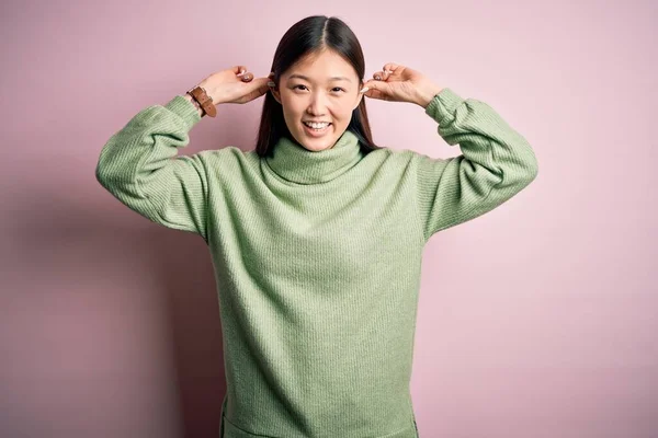 Young Beautiful Asian Woman Wearing Green Winter Sweater Pink Solated — Stock Photo, Image