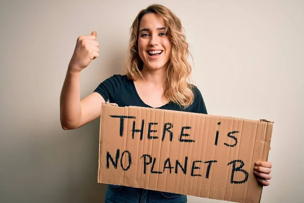若いブロンドの活動家の女性は環境を求めている地球のメッセージとバナーを保持誇りと勝利と成功を祝う叫び非常に興奮し 感情を応援 — ストック写真