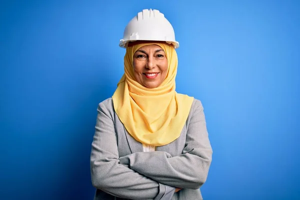 中世のブルネットの建築家の女性は イスラム教徒の伝統的なヒジャーブとセキュリティヘルメットの幸せな顔を身に着けているカメラを見て交差腕で笑顔 正の人 — ストック写真
