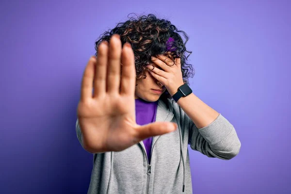 Mooie Krullende Arabische Sportvrouw Die Sport Doet Sportkleding Draagt Een — Stockfoto