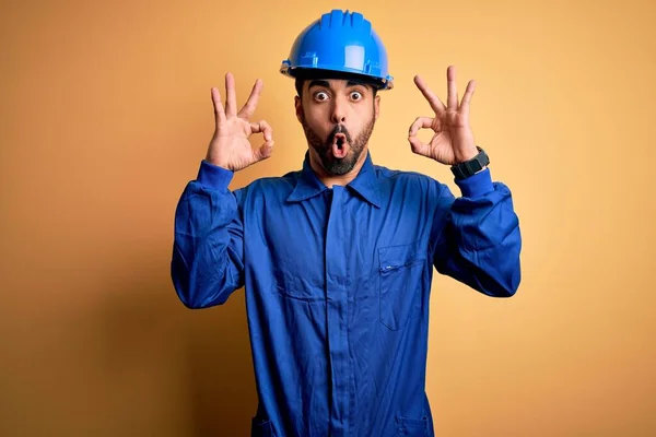 Mechanische Man Met Baard Blauw Uniform Veiligheidshelm Gele Achtergrond Kijken — Stockfoto