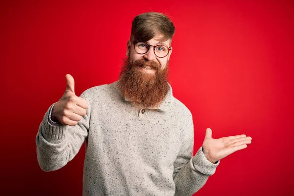 Guapo Pelirrojo Irlandés Con Barba Vistiendo Suéter Casual Gafas Sobre —  Fotos de Stock
